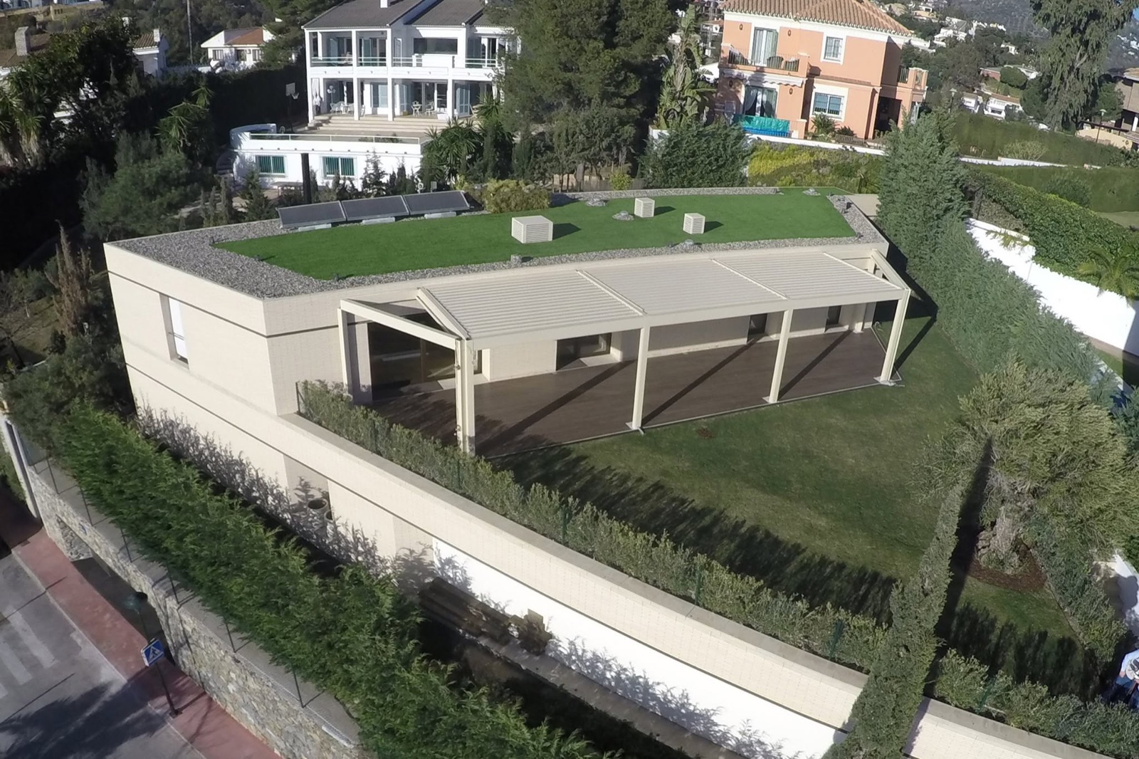 Reforma de villa con pérgola y cubierta ajardinada